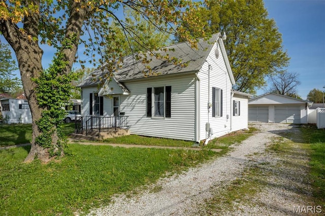 823 E Pearl St, Staunton, IL 62088 - view of front of property with an outdoor structure, a detached garage, and a front yard