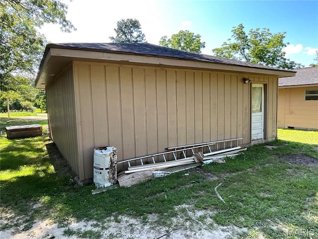 932 State Highway Hh, Isabella, MO 65676 - view of side of home featuring a yard and roof with shingles