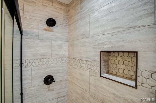 1127 Redwing Ct, Grafton, IL 62037 - full bath featuring tiled shower