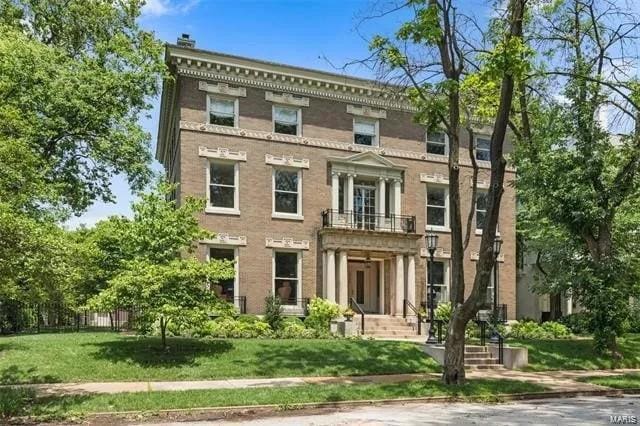 4969 Pershing Pl Unit 1, Saint Louis, MO 63108 - italianate home featuring a balcony