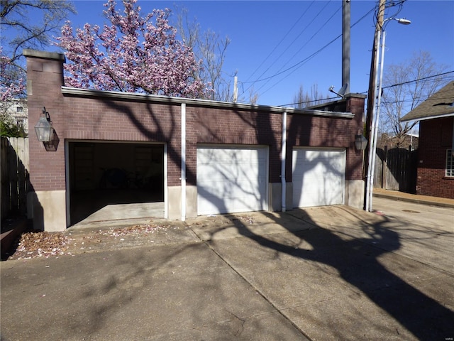 4969 Pershing Pl Unit 1, Saint Louis, MO 63108 - garage featuring driveway