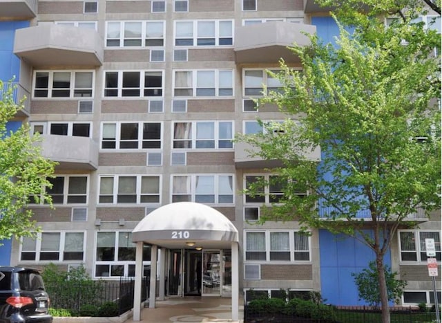 view of apartment building / complex