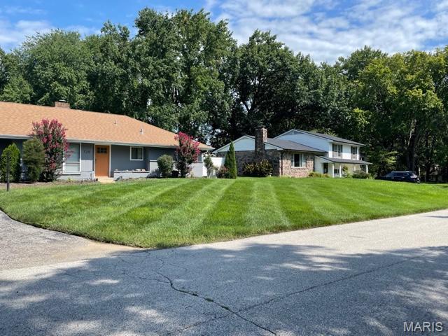 725 Valencia Ave, Saint Louis, MO 63138 - view of front facade featuring a front yard