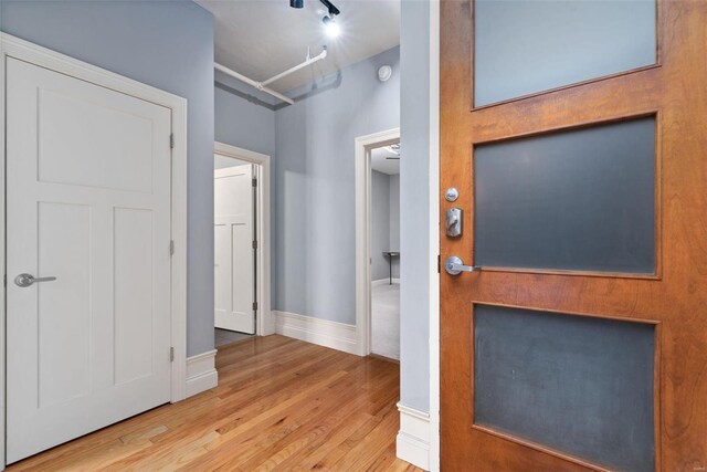 4901 Washington Blvd Unit 2C, Saint Louis, MO 63108 - foyer featuring wood finished floors and baseboards