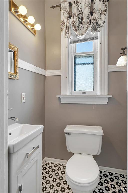 2712 S Compton Ave, Saint Louis, MO 63118 - bathroom with baseboards, vanity, and toilet