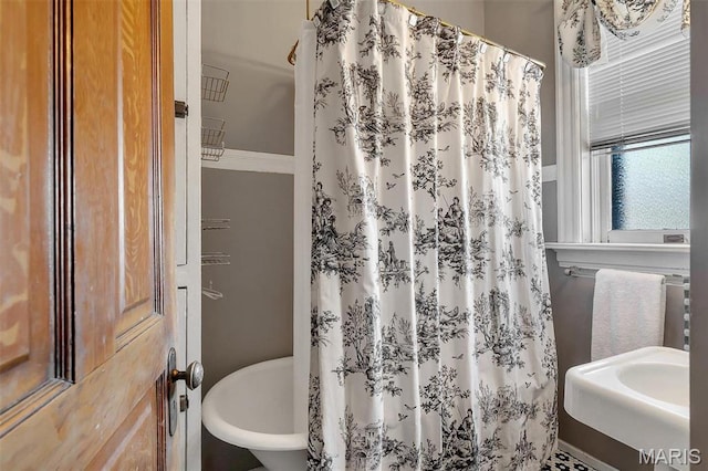 2712 S Compton Ave, Saint Louis, MO 63118 - bathroom featuring a shower with shower curtain