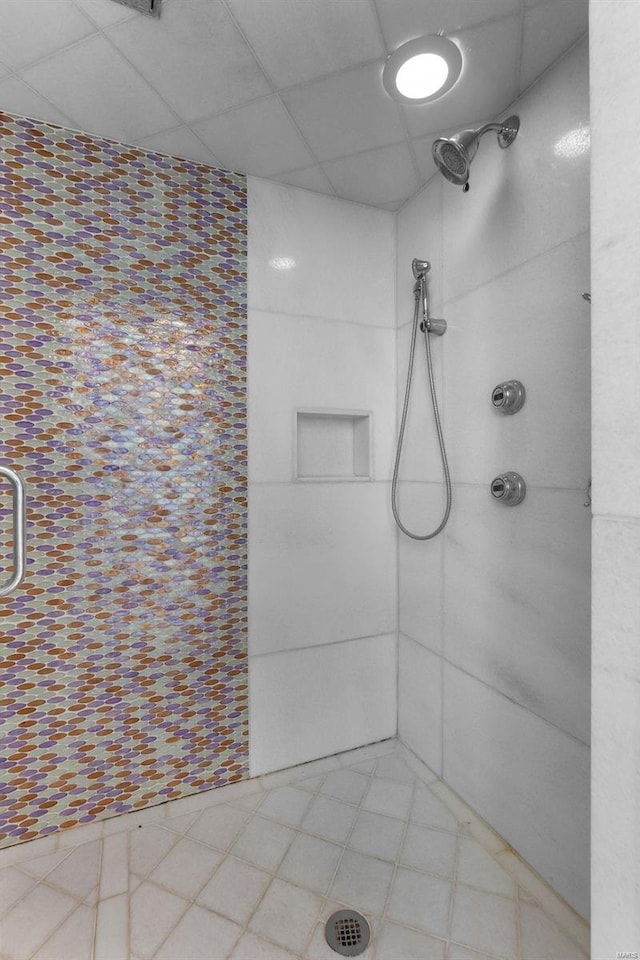 237 Kensington Ln, Cape Girardeau, MO 63701 - bathroom featuring a tile shower and a drop ceiling