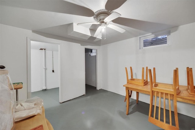 sitting room with finished concrete flooring and ceiling fan