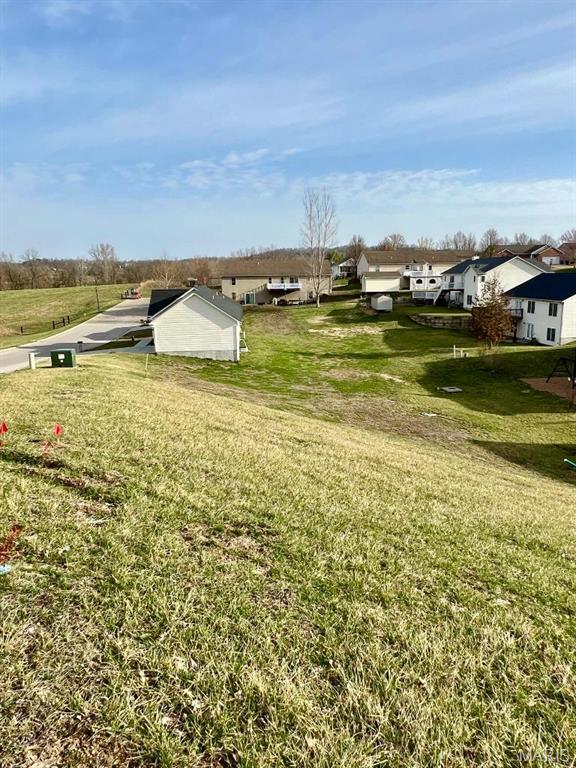 view of grassy yard with a residential view