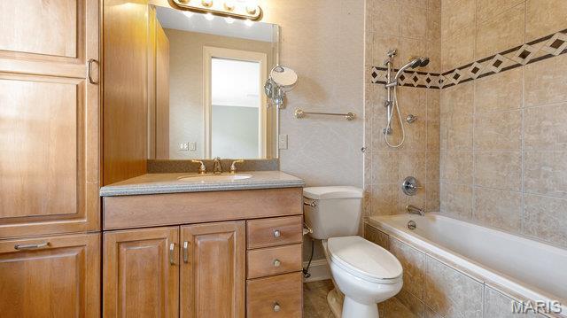 962 Hwy W, Foristell, MO 63348 - full bath featuring vanity and tiled shower / bath combo