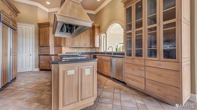 962 Hwy W, Foristell, MO 63348 - kitchen featuring appliances with stainless steel finishes, dark countertops, a kitchen island, crown molding, and recessed lighting