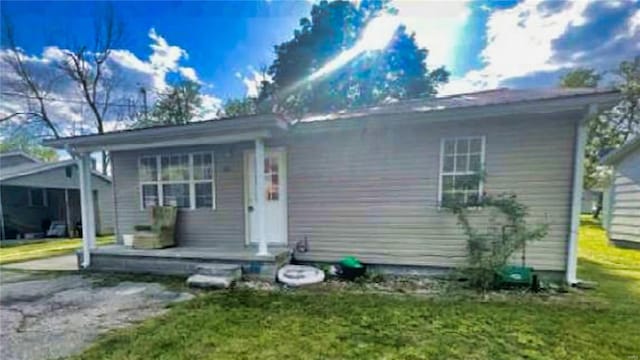 2011 Arkansas Ave, Poplar Bluff, MO 63901 - view of front of home featuring a front yard