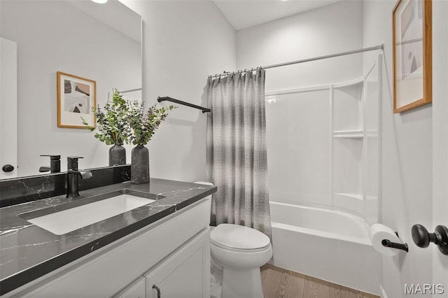 511 Kit Fox Ct, Eureka, MO 63025 - bathroom featuring toilet, wood finished floors, vanity, and shower / bath combo with shower curtain