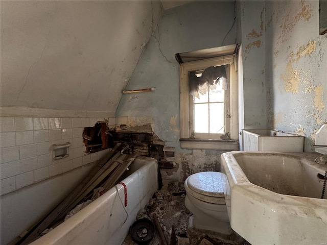 5174 Cabanne Ave, Saint Louis, MO 63113 - bathroom with toilet, a bathtub, and lofted ceiling