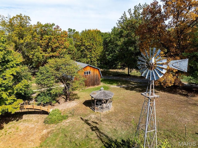 view of grassy yard with an outdoor structure