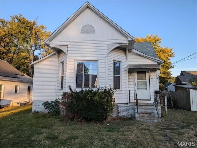 view of front of home with a front lawn