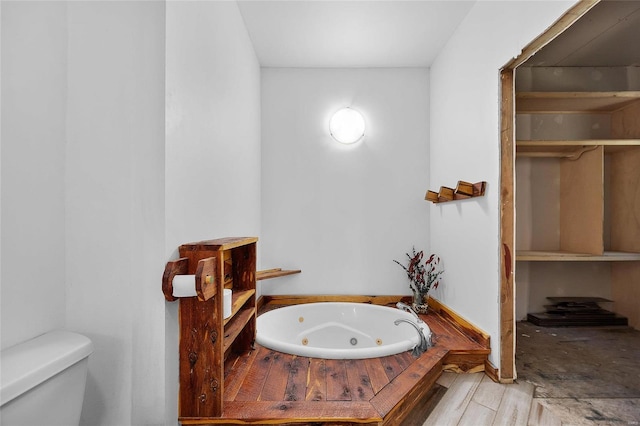 11336 Choctaw Cir, Saint Genevieve, MO 63670 - bathroom featuring toilet and a jetted tub