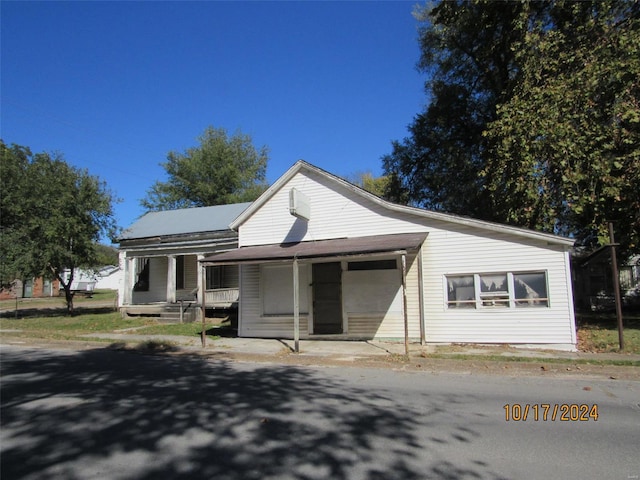 515 N 7th St, Louisiana, MO 63353 - view of front of home with a porch