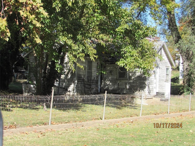515 N 7th St, Louisiana, MO 63353 - view of side of home