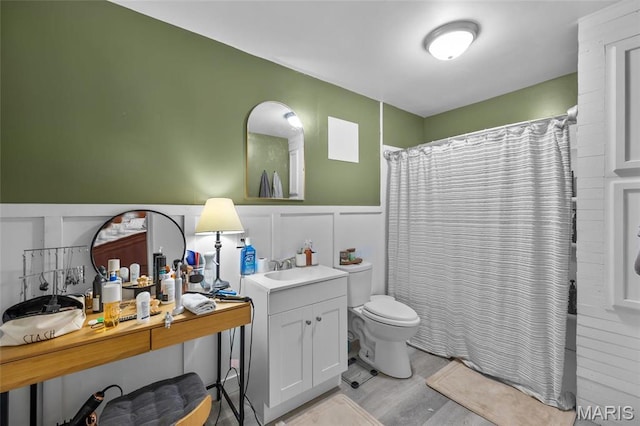 10410 Business 21, Hillsboro, MO 63050 - full bath with toilet, a decorative wall, a wainscoted wall, vanity, and a shower with shower curtain