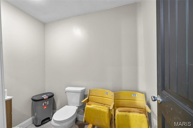 10410 Business 21, Hillsboro, MO 63050 - half bathroom featuring toilet, baseboards, and vanity
