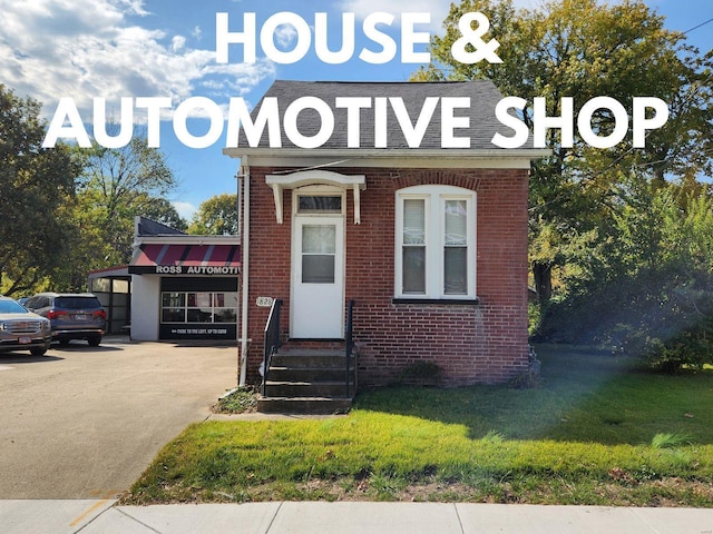 1826 Raab Ave, Belleville, IL 62226 - view of front of property featuring brick siding and a front yard