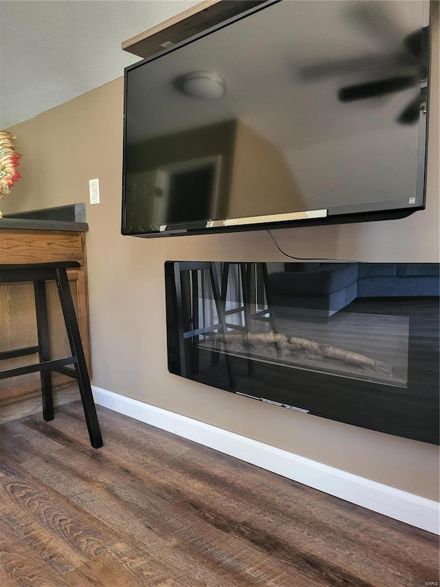 2724 Wayne Rte # Oo, Greenville, MO 63944 - detailed view of wood finished floors and baseboards