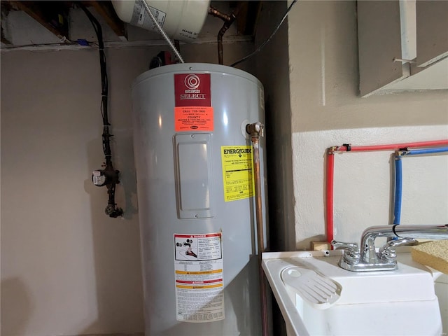 7 Carole Ln, Frontenac, MO 63131 - utilities featuring electric water heater and a sink