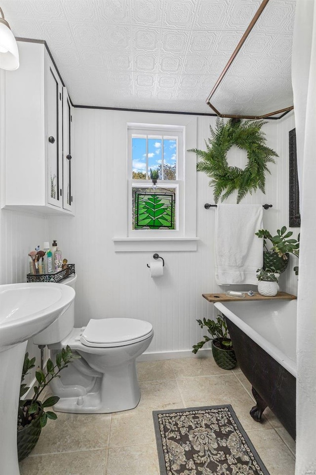 94 Jersey Ln, Bloomsdale, MO 63627 - bathroom featuring toilet, baseboards, and a freestanding tub
