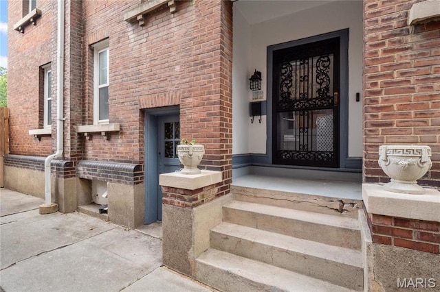5099 Waterman Blvd, Saint Louis, MO 63108 - entrance to property with brick siding