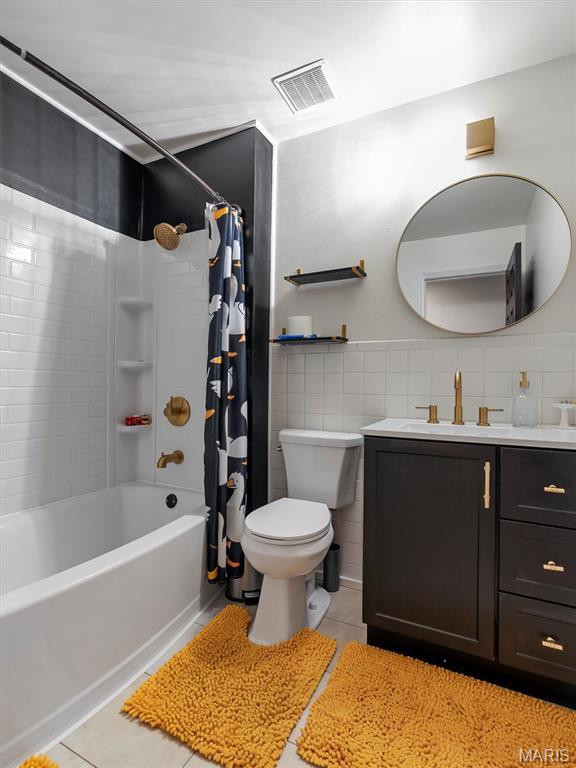 575 E Villa Ridge Rd, Villa Ridge, MO 63089 - full bath with tile patterned floors, vanity, shower / tub combo, and tile walls