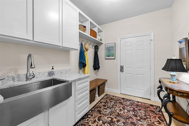 mudroom featuring a sink and baseboards