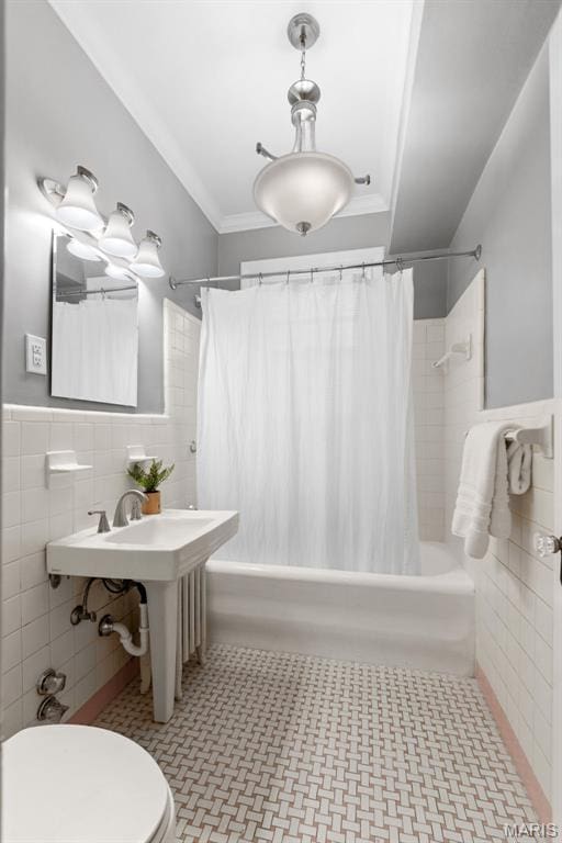 625 S Skinker Blvd Unit 202, Saint Louis, MO 63105 - full bathroom with tile walls, shower / bathtub combination with curtain, and wainscoting
