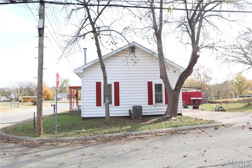 130 W Fite St, Park Hills, MO 63601 - bungalow-style house featuring central air condition unit and driveway