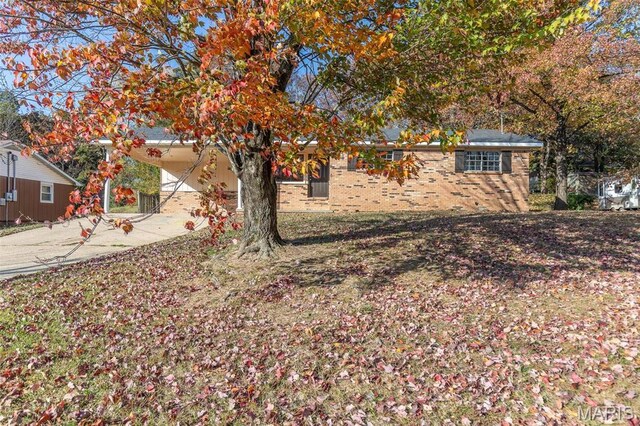 2637 Forest View St, Poplar Bluff, MO 63901 - view of yard with driveway and a carport