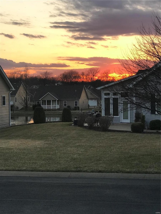 view of front of home featuring a front yard