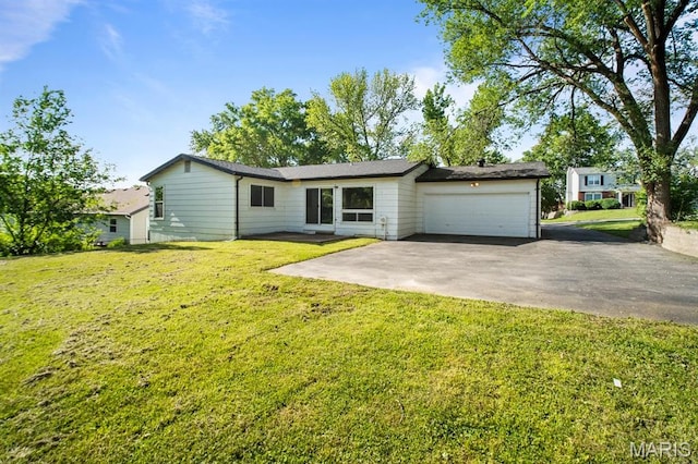 view of front of house featuring driveway, an attached garage, and a front lawn