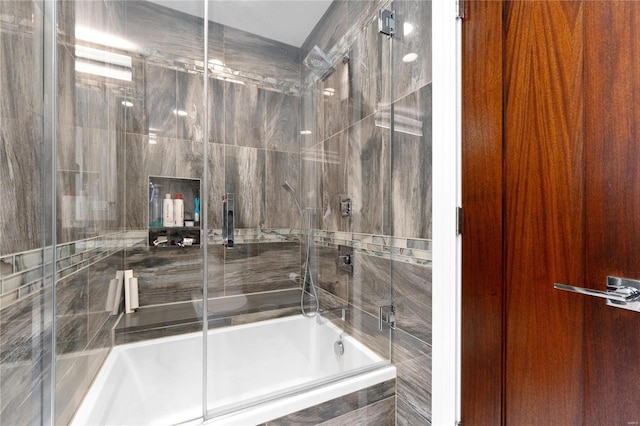 bathroom with tiled shower / bath combo
