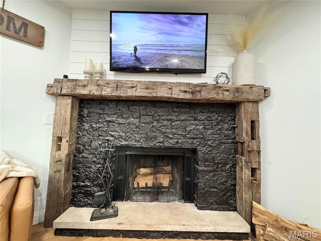 62812 Brown Ests, Hannibal, MO 63401 - detailed view of a fireplace with raised hearth and wood finished floors