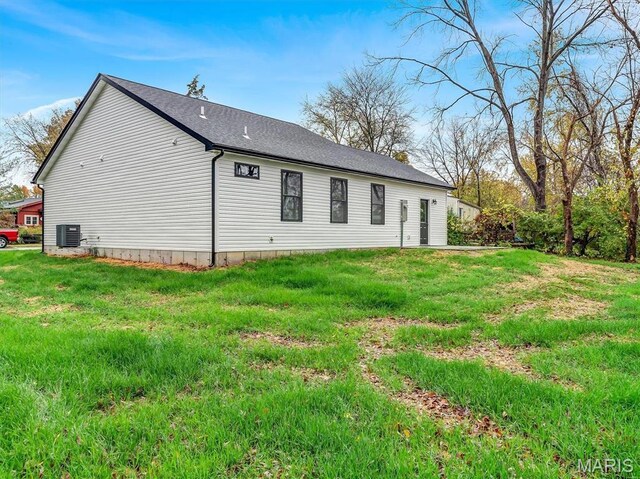 60 Cedar Brook Dr, Pacific, MO 63069 - back of property with a yard and roof with shingles