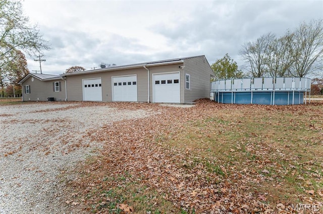 1106 W Parkview Dr, Belle, MO 65013 - garage with an outdoor pool