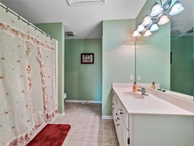 bathroom with vanity, baseboards, toilet, and a shower with shower curtain