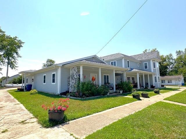 view of front of home featuring a front lawn and covered porch