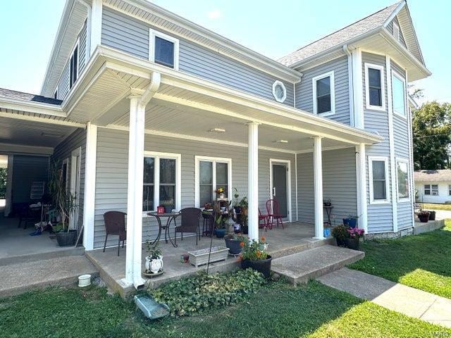 view of front of house with covered porch and a front yard