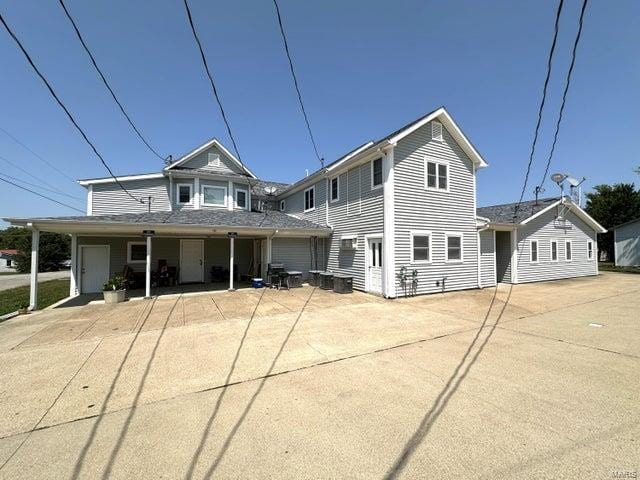 view of front of house featuring concrete driveway