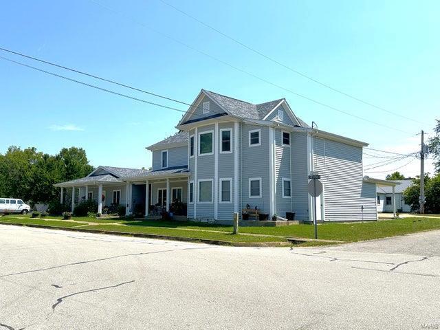 view of front of house with a front yard and covered porch