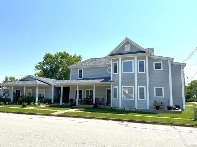 view of front of home featuring a porch and a front yard