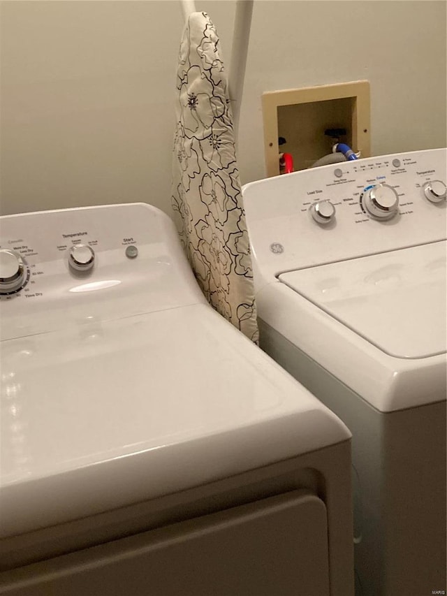 6550 E Dolphin Cir E, Florissant, MO 63033 - laundry area with washer / clothes dryer