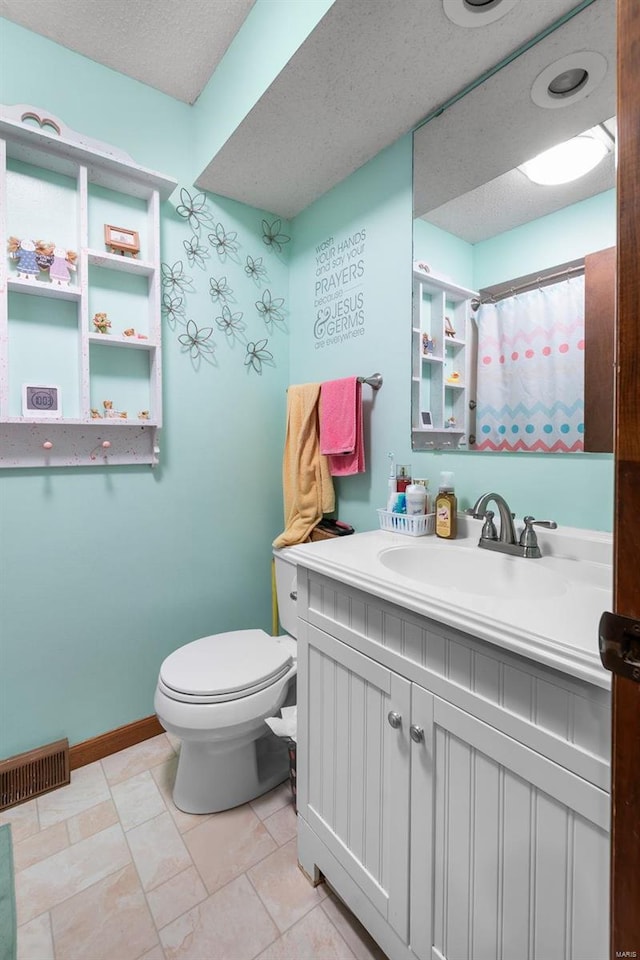 2230 Kent Dr, Cape Girardeau, MO 63701 - full bathroom with toilet, vanity, a textured ceiling, baseboards, and a shower with shower curtain
