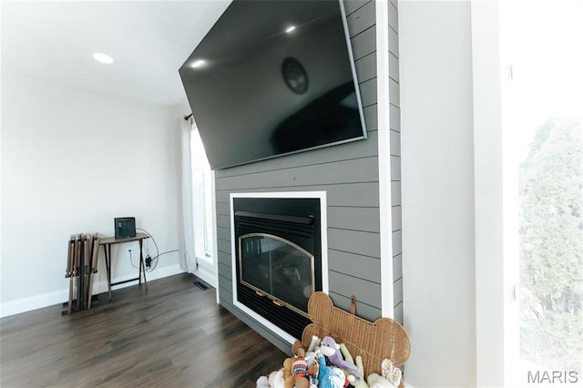 10605 Larson Ln, Rolla, MO 65401 - detailed view of wood finished floors, a large fireplace, recessed lighting, and baseboards